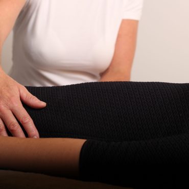 Holistic Pulsing (een soort massage), waarbij het lichaam zacht heen en weer wordt gewiegd. Het is natuurlijk en plezierig als er sprake is van een hoog spanningsniveau. Ook voor hoog gevoelige mensen is dit een subtiele manier van aanraken. Bij deze massage wordt het lichaam op een zachte, wiegende manier in een continu ritme gebracht.